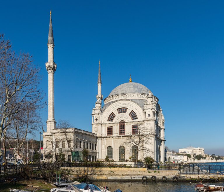 2389px-Dolmabahçe_Mosque_Mars_2013.jpg Arild Vågen https://creativecommons.org/licenses/by-sa/3.0/deed.en