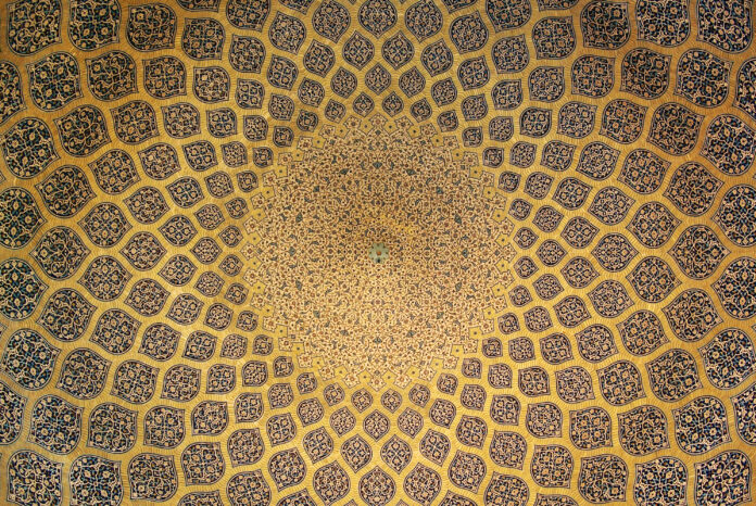 Isfahan Lotfollah mosque ceiling symmetric.jpg Phillip Maiwald (Nikopol) https://creativecommons.org/licenses/by-sa/3.0/deed.en