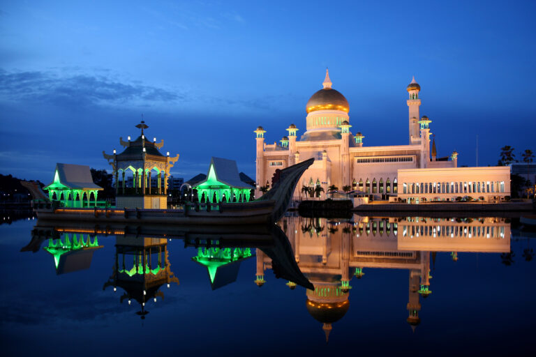 Sultan_Omar_Ali_Saifuddin_Mosque_02.jpg sam garza https://creativecommons.org/licenses/by/2.0/deed.en