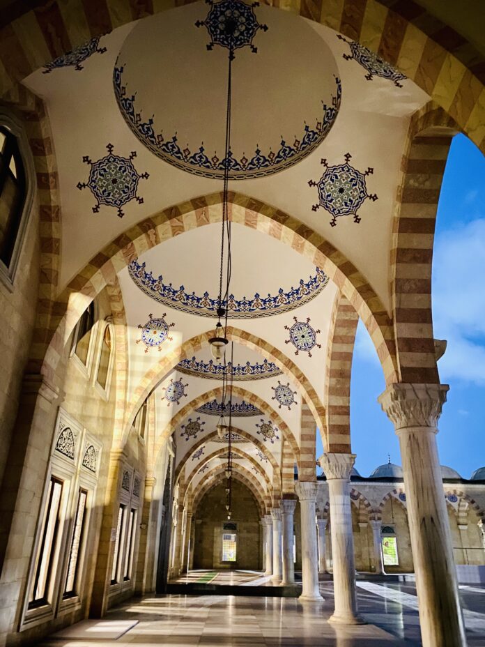 Arc_design_National_Mosque_of_Ghana.jpg Warmglow https://creativecommons.org/licenses/by-sa/4.0/deed.en