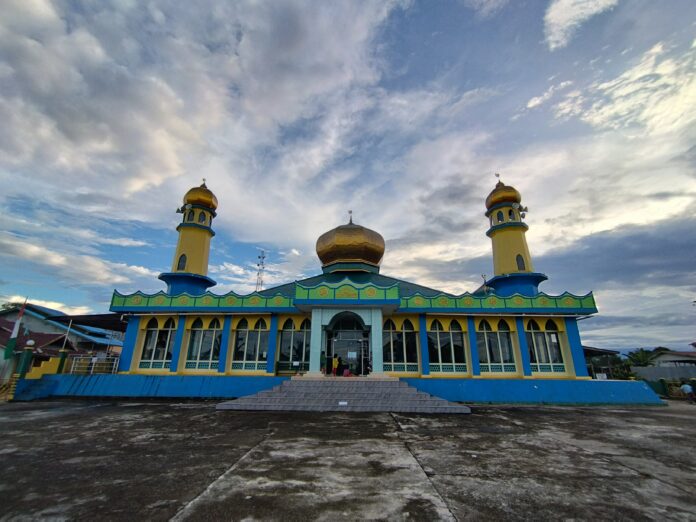 Masjid_Jamik_Al_Muttaqin_Nanga_Suhaid_01.jpg Zhilal Darma https://creativecommons.org/licenses/by-sa/4.0/deed.en